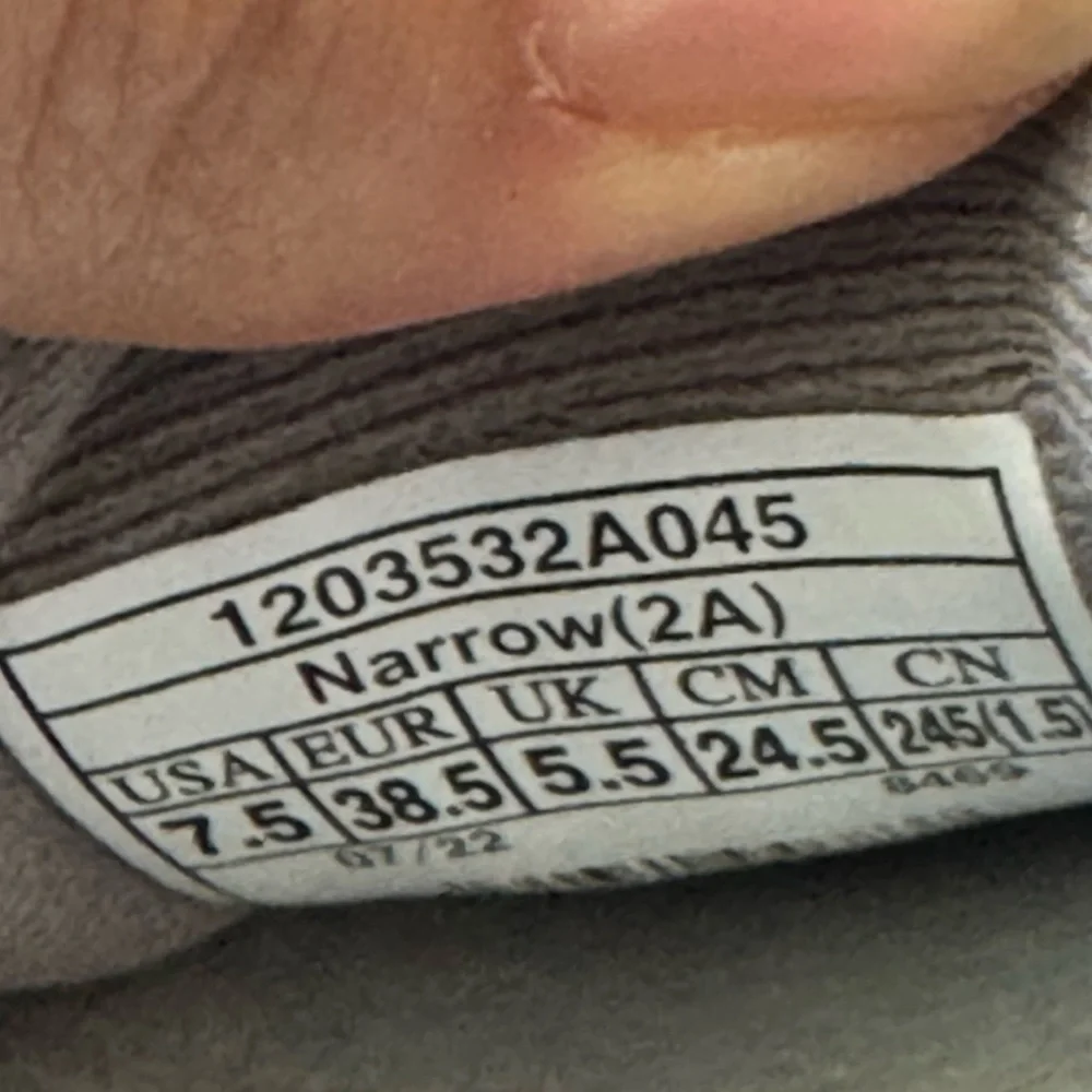 Brooks Light Gray and Blue Athletic Sneakers Size 7.5 Narrow 2A